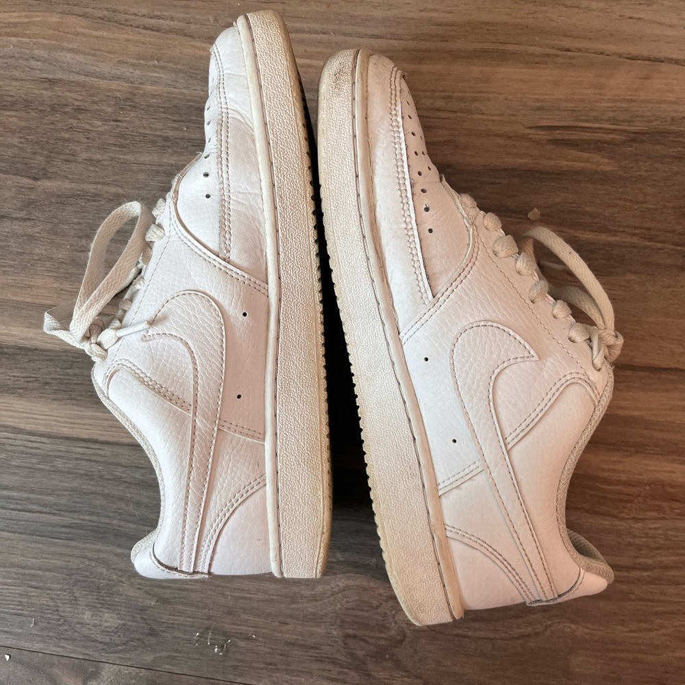 White Nike casual sneakers sz 6